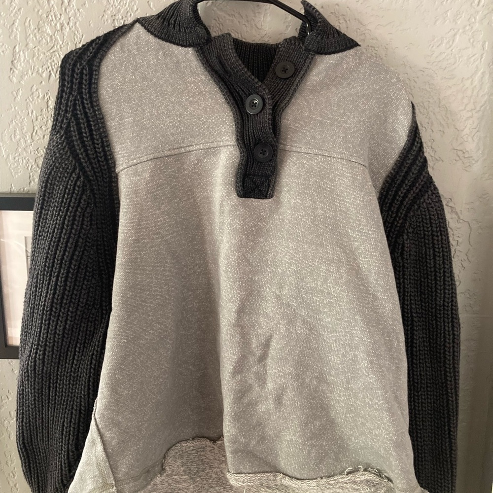 Men'sGray and Black Sweater